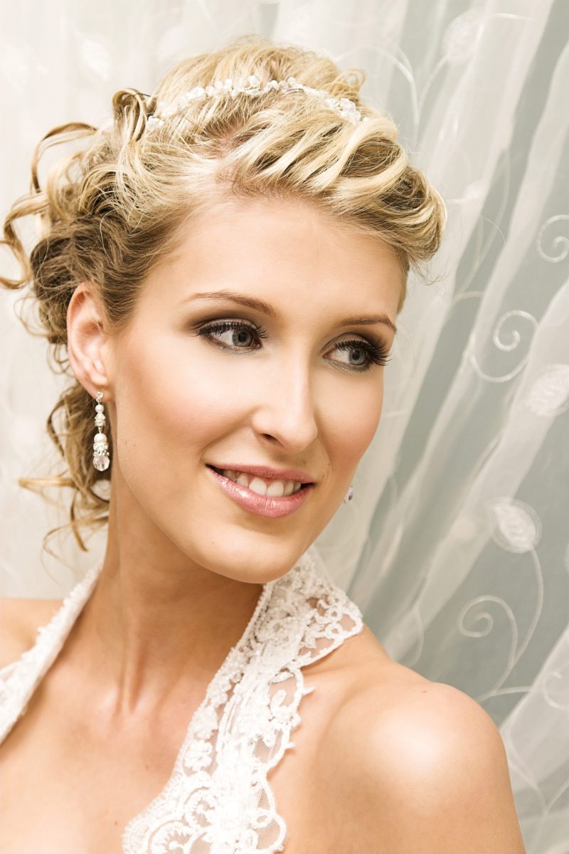 Beautiful,Blond,Bride,Wearing,Diamond,Jewelery,And,Tiara