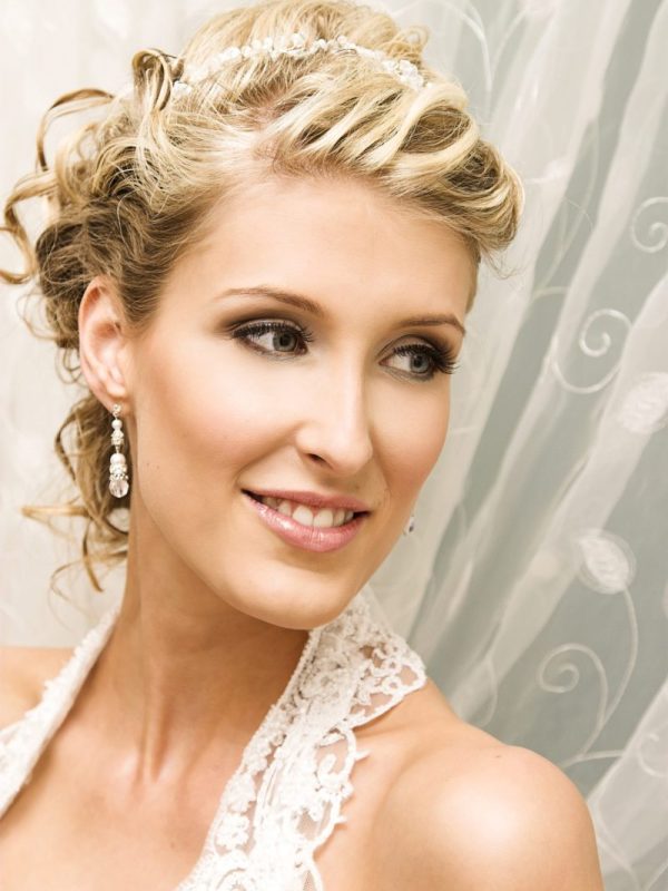 Beautiful,Blond,Bride,Wearing,Diamond,Jewelery,And,Tiara